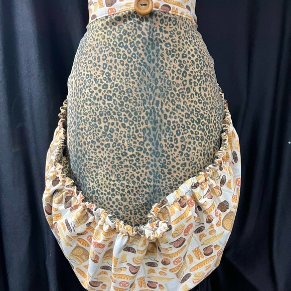 Retro Vintage 1940’s-Inspired Leopard & Bread Print Garden Harvest Apron - Picture 7 of 7